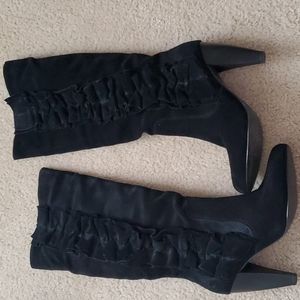 Duffled black suede boot size 8
